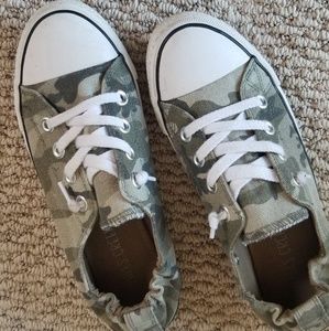 Low top tennis shoes